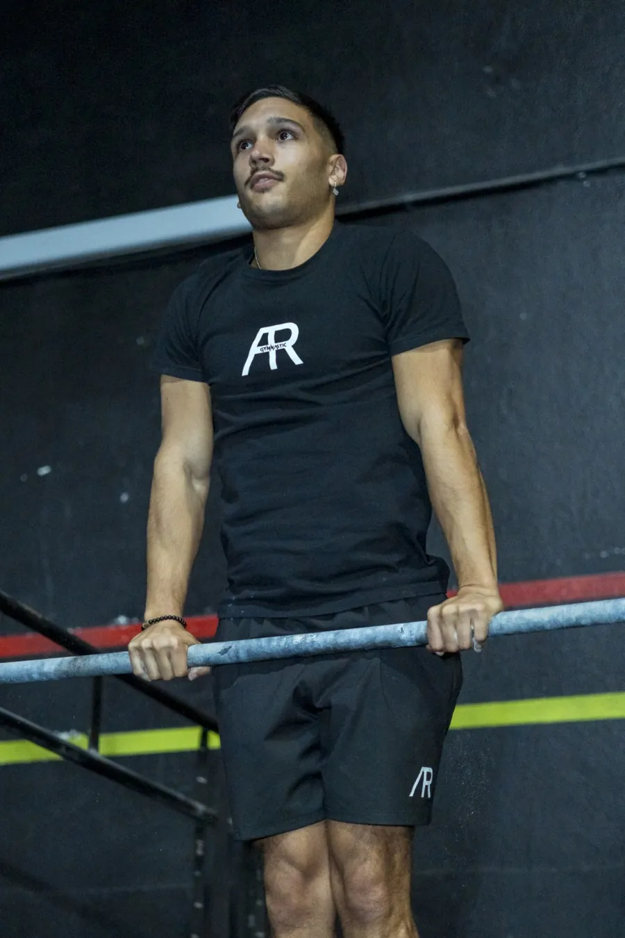 Alejandro agarrado a la barra antes de un bar muscle-up